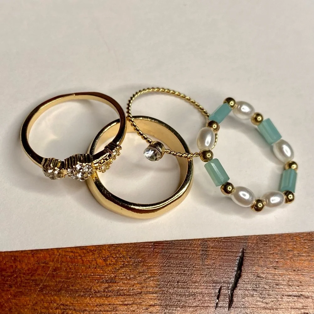 NWOT Dainty Gold Tone Ring Set - Picture 7 of 13